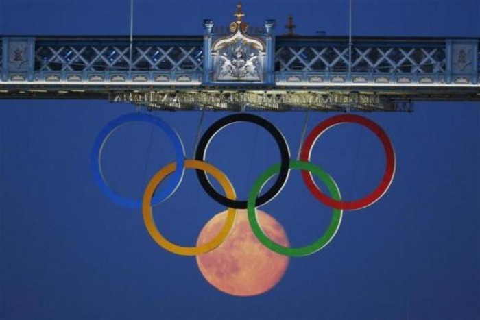 Trăng tròn hiện lên ở phía sau vòng Olympic của tháp London